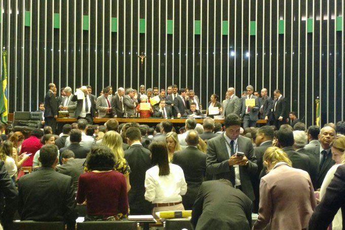 Deputados tomam a mesa do plenário da Câmara, em dia de protesto contra Temer dia 24/05/2017