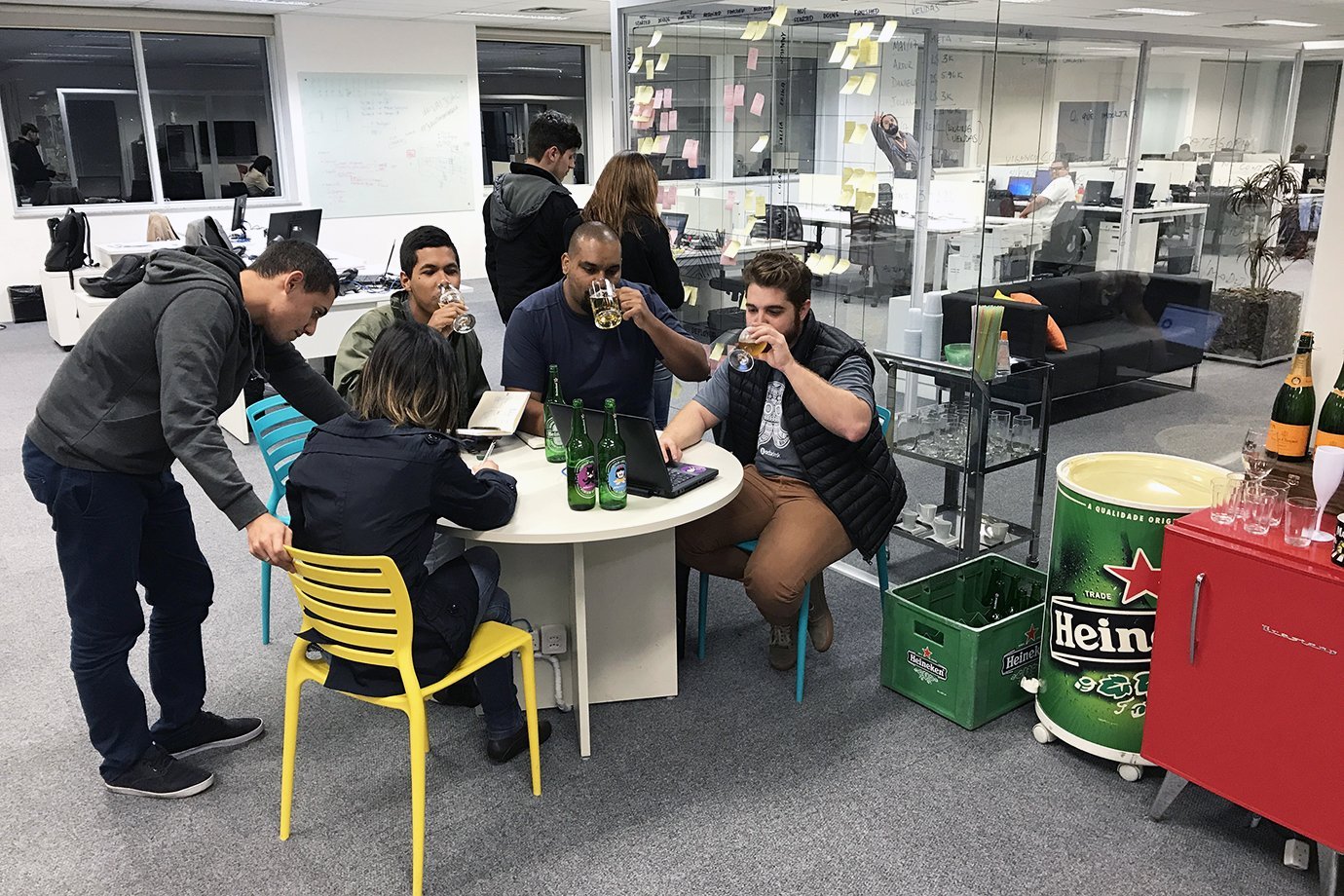 Funcionários bebem após o expediente, no escritório da Octadesk