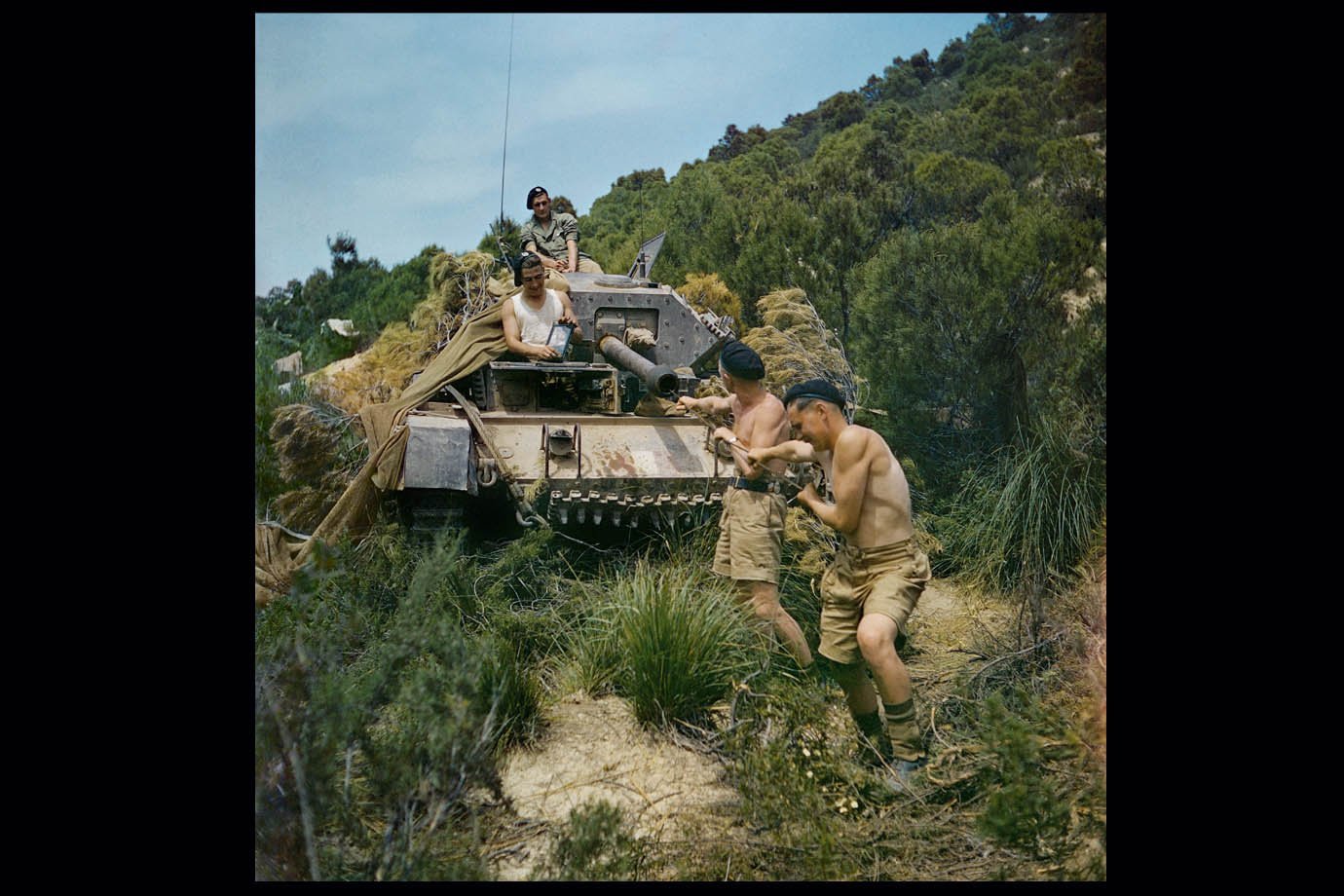Fotos raras e coloridas da Segunda Guerra Mundial foram reunidas em livro do IWM