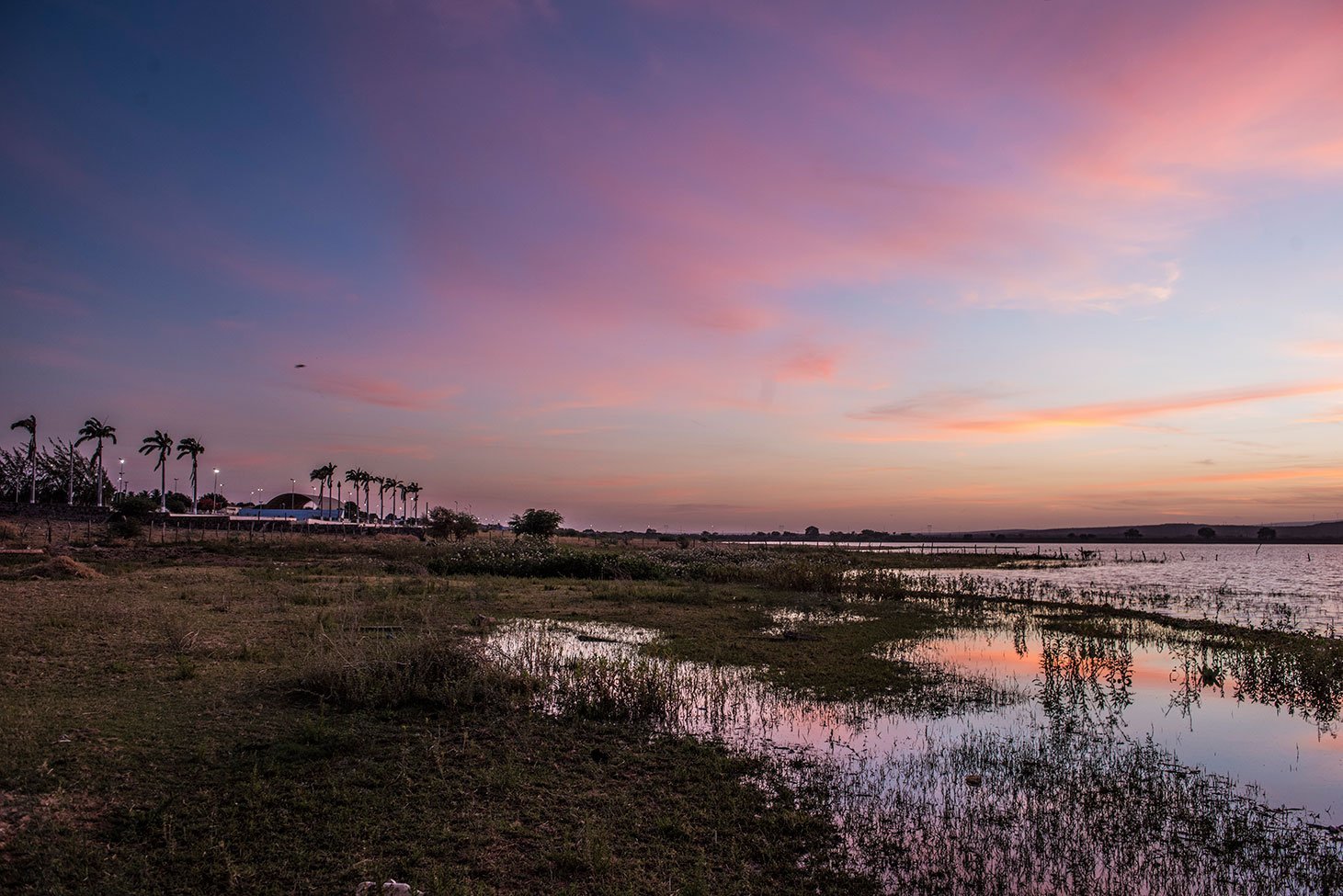 Nascer do sol às margens do rio São Francisco em Petrolândia, Pernambuco