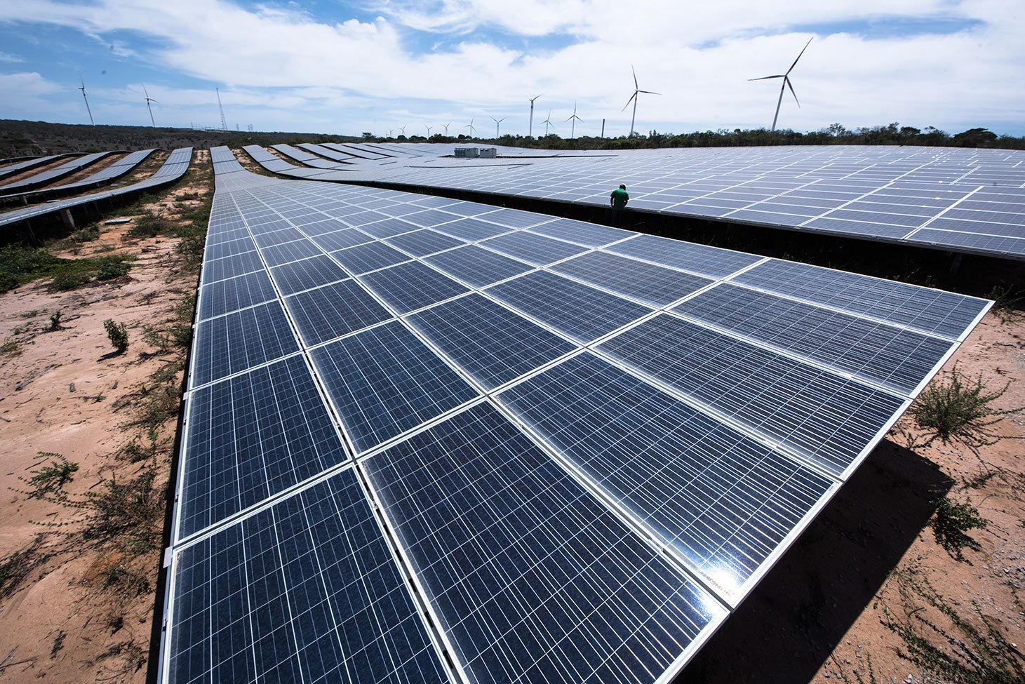 Usina de painéis solares da ENEL, Tacaratu, Pernambuco; parque, que também tem turbinas eólicas, é o primeiro do tipo híbrido em operação no país