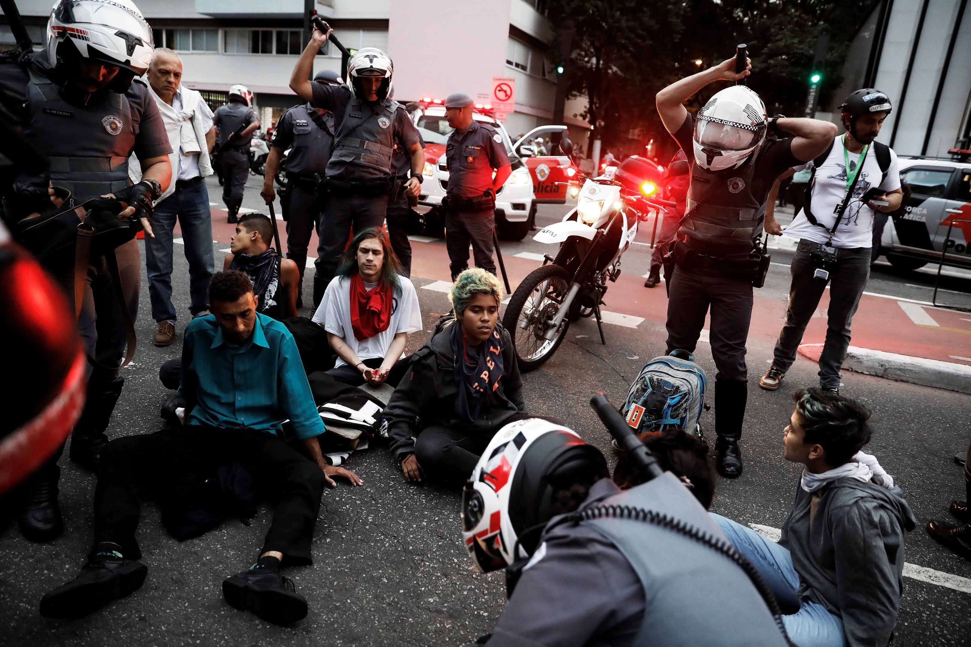 Manifestantes presos pela polícia na Avenida Paulista durante protesto contra o presidente Temer em São Paulo, dia 30/06/2017