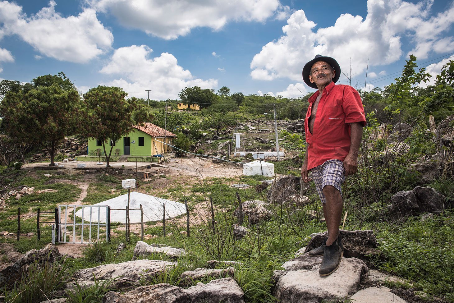 Sertanejo e sua cisterna, zona rural do Crato, Ceará