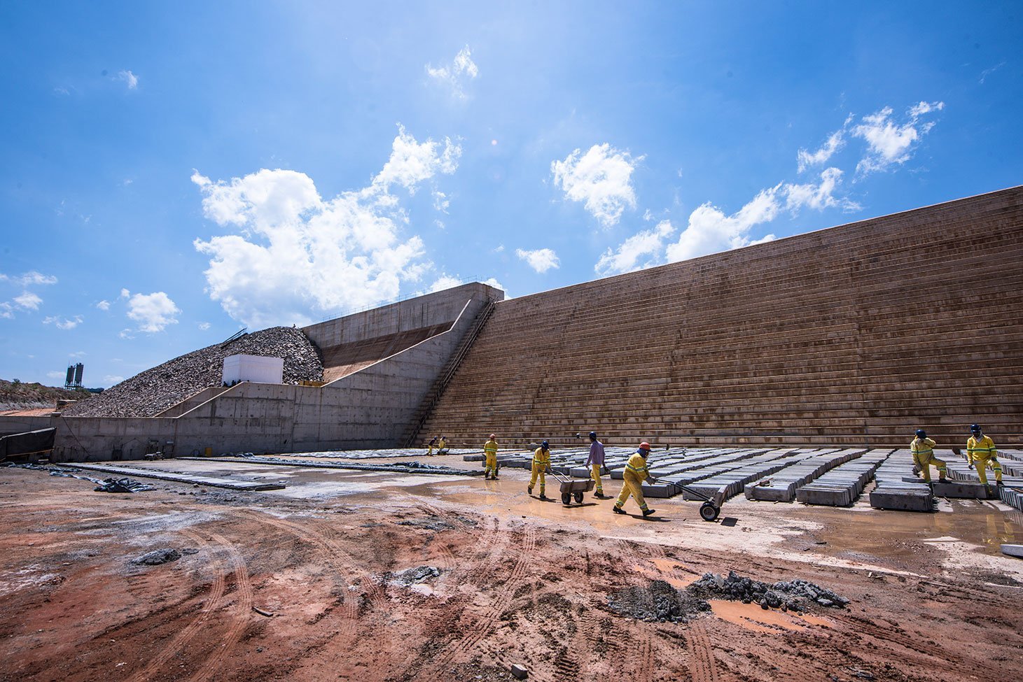 Barragem de Porcos, eixo norte da obra de transposição do Rio São Francisco, em Brejo Santo, no Ceará; obras do eixo devem ficar prontas até dezembro deste ano