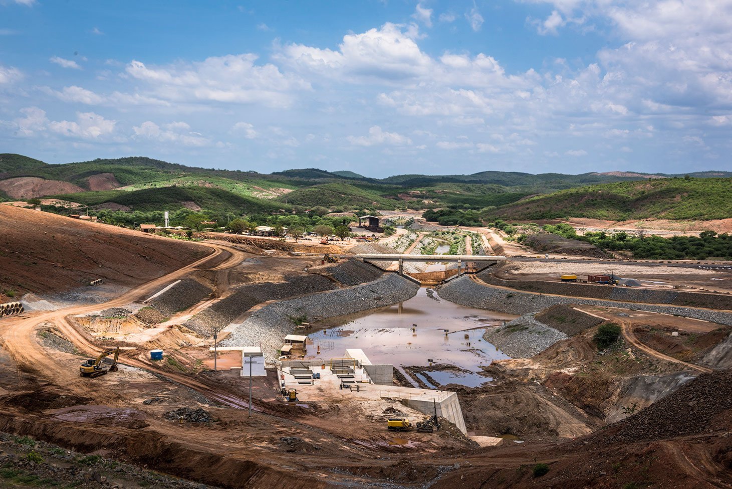 Canal de aproximação entre o Rio São Francisco e o eixo leste da transposição em Cabrobó, Pernambuco; a água também será levada ao Ceará e ao Rio Grande do Norte