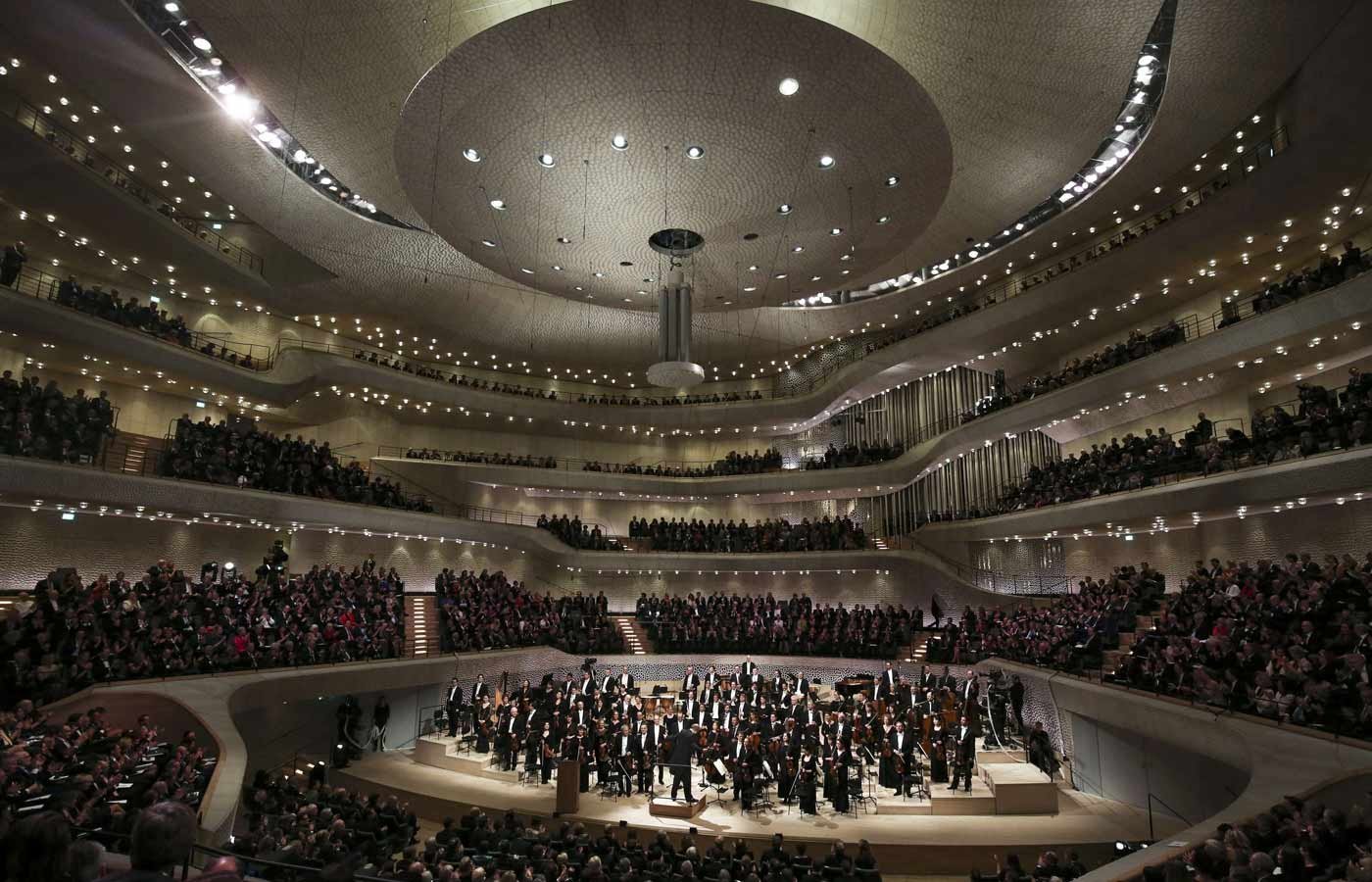 ELBPHILHARMONIE: sala de concerto foi construída no “estilo vinhedo”, em que o público fica ao redor da orquestra (Christian Charisius/ Getty Images)