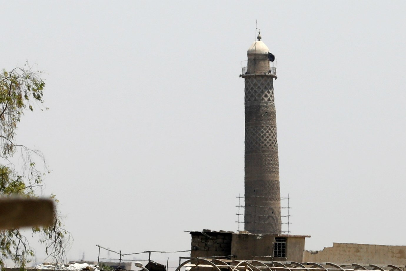 Minarete Al Hadba com bandeira do Estado Islâmico