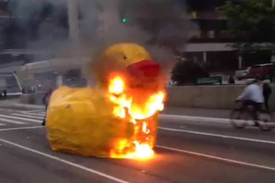 Réplica do pato da Fiesp é queimada por manifestantes na avenida Paulista no protesto de 30/06/2017