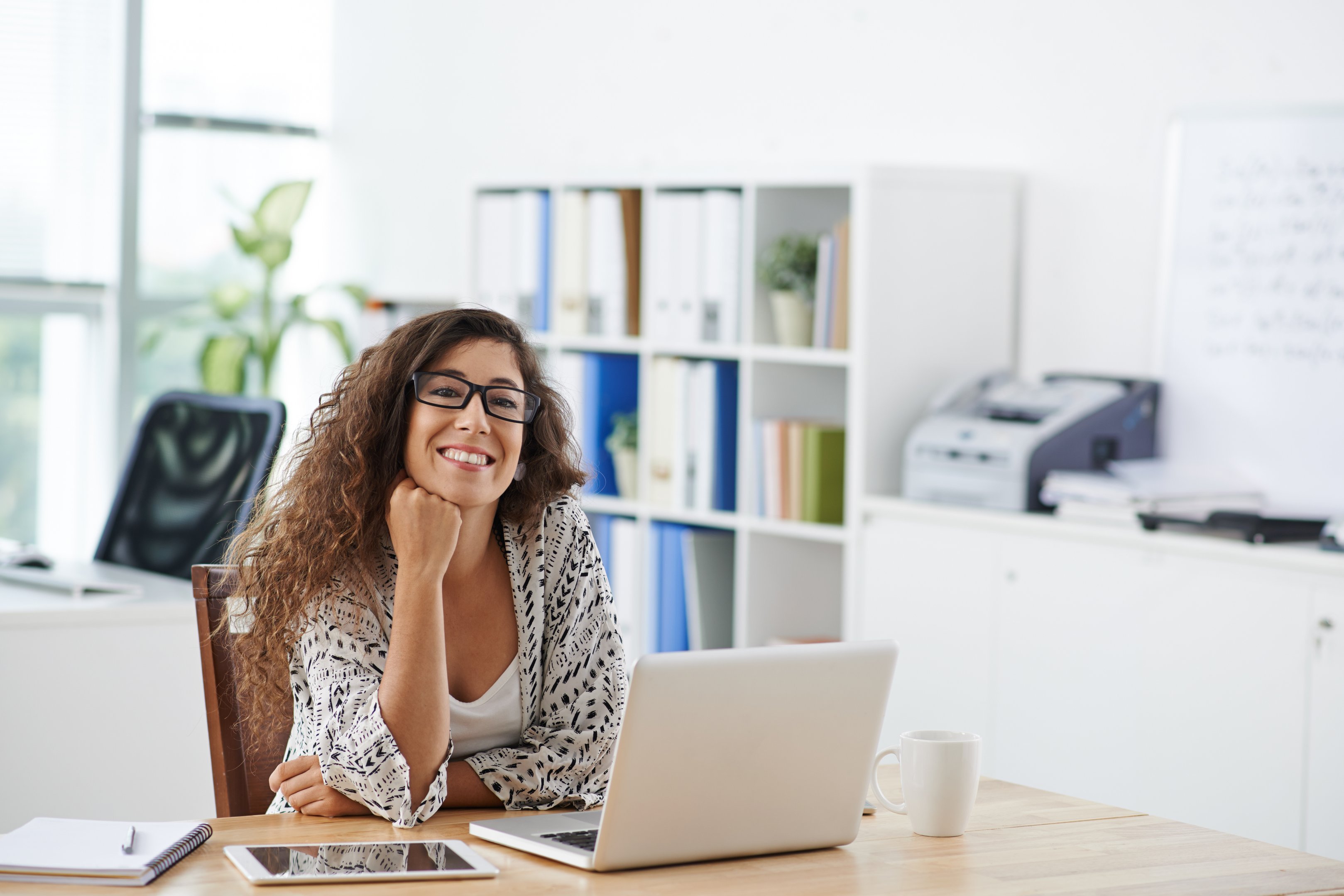 Mulher empreendedora trabalha em computador