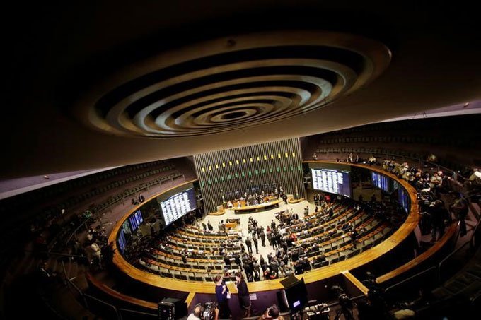Câmara dos Deputados fica mais jovem, mais militar e mais feminina
