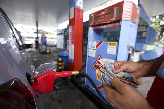 Por que o governo não reage mais à disparada da gasolina