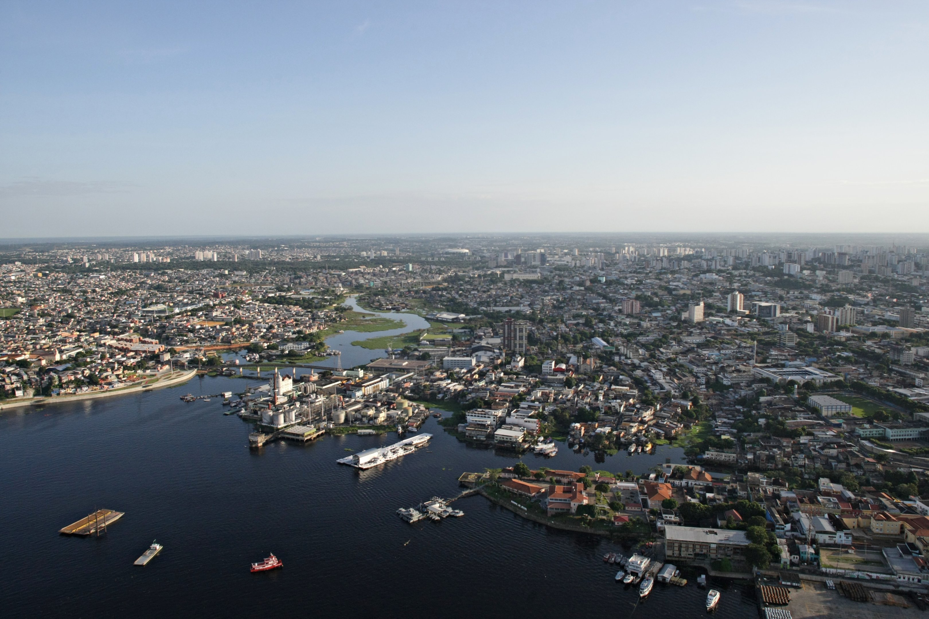 Vista aérea do centro da cidade de Manaus, mostrando a área da manaus moderna e o Rio Negro.