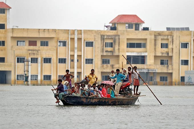 Pessoas resgatadas de uma vila em Motihari, estado de Bihar, em 23/08/2017. 