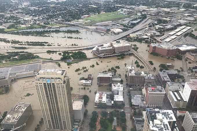 Centro de Houston totalmente alagado visto pela torre do JP Morgan Chase, em 27/08/2017.