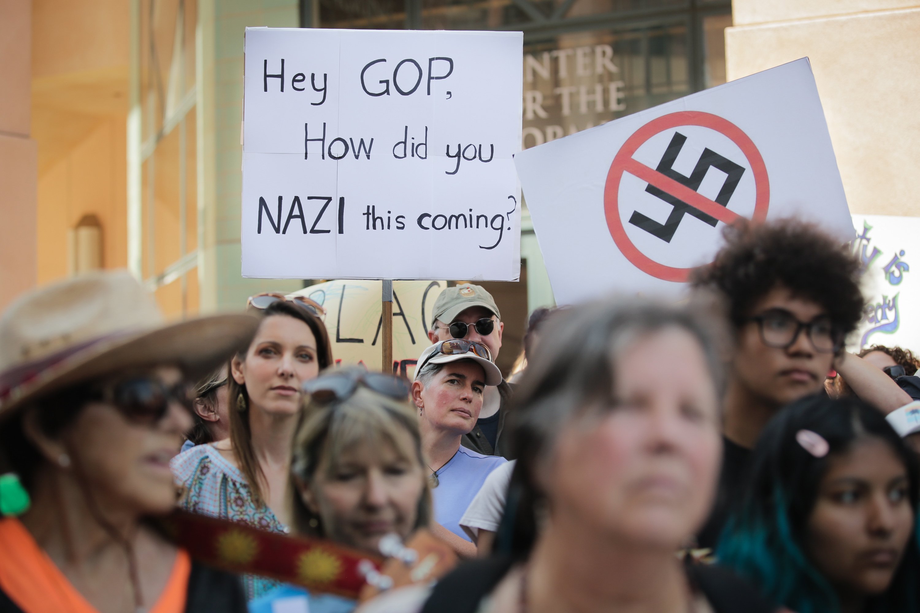 Sinais contra o nazismo e questionando o Partido Republicano são vistos em manifestação em Mountain View, na Califórnia