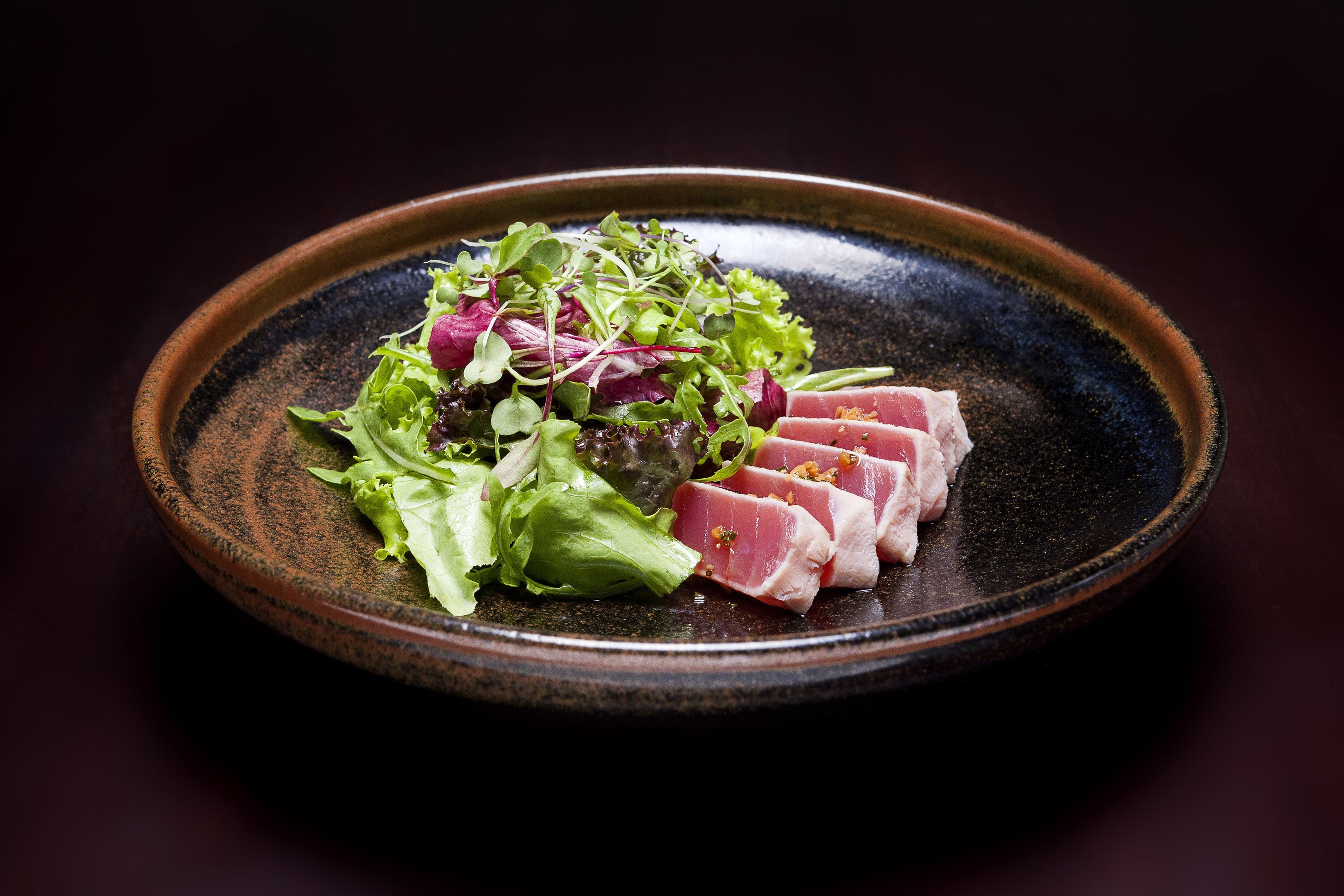 Salada de atum selado preparado pelo chef Jun Sakamoto