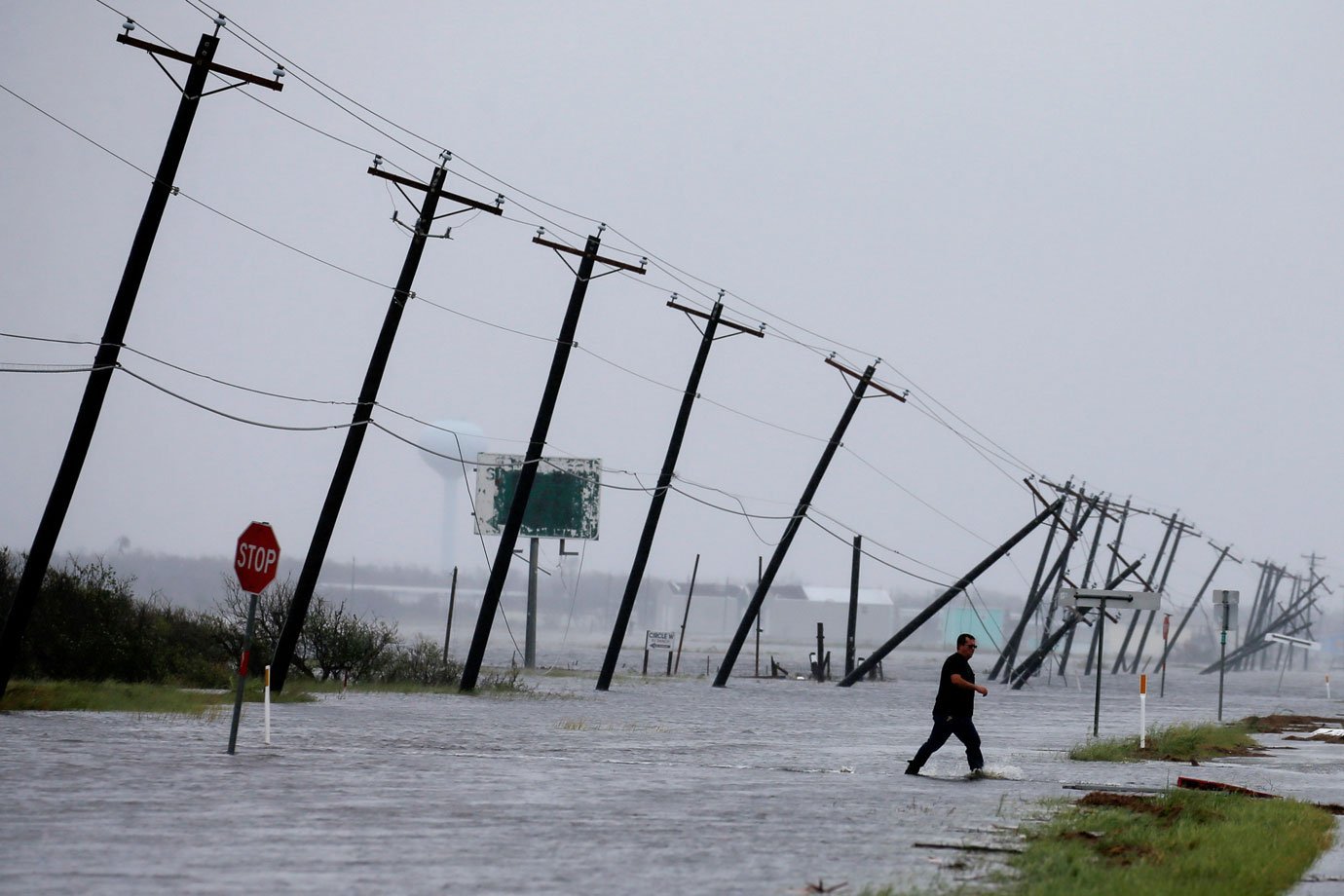 Postes de energia caem após passagem de furacão Harvey, no Texas