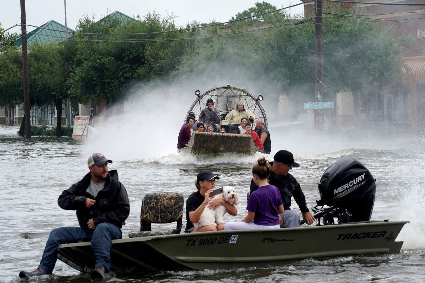 Moradores do Texas ajudam a evacuar casas atingidas pelo furacão Harvey