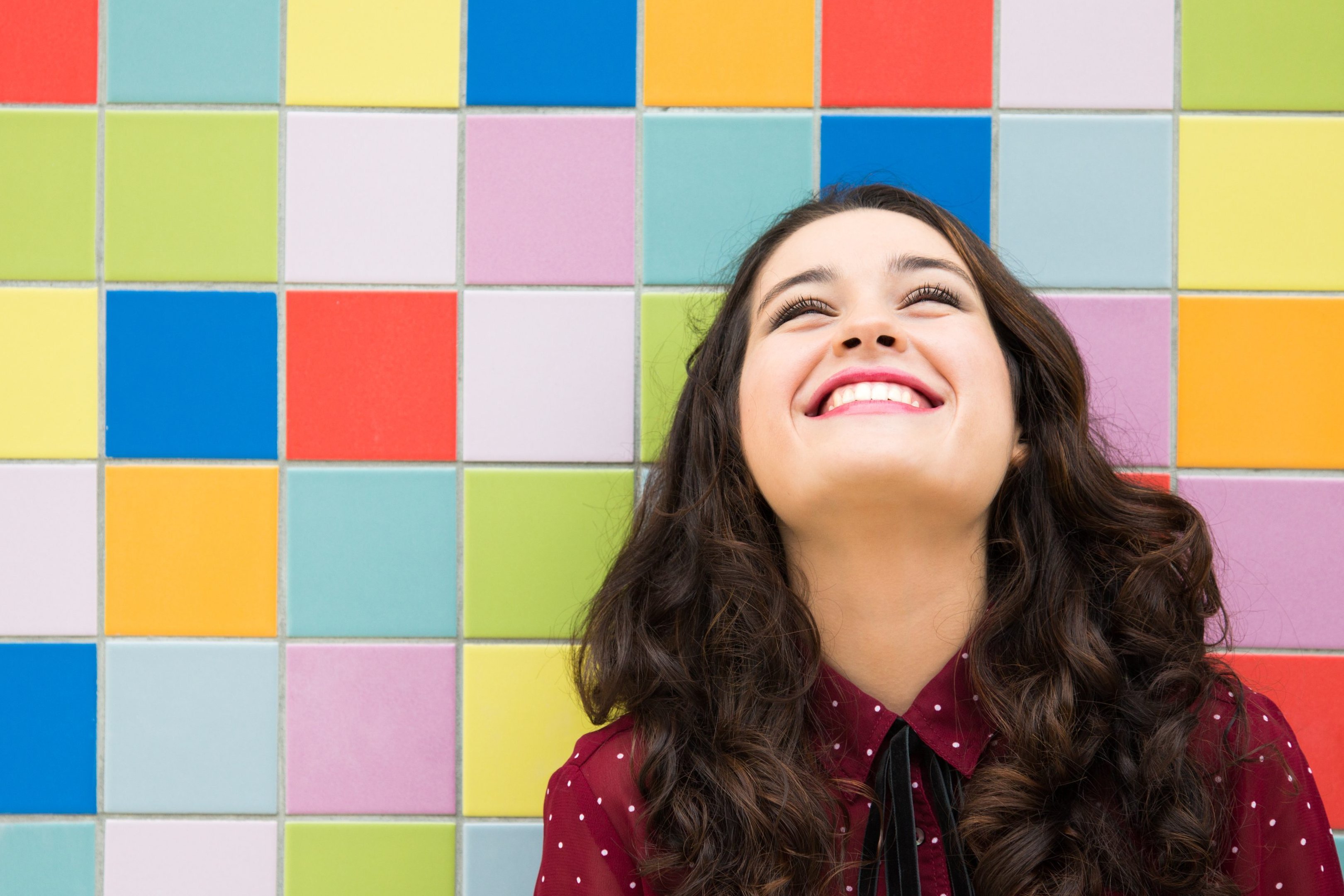 Mulher feliz com fundo colorido, satisfação, felicidade