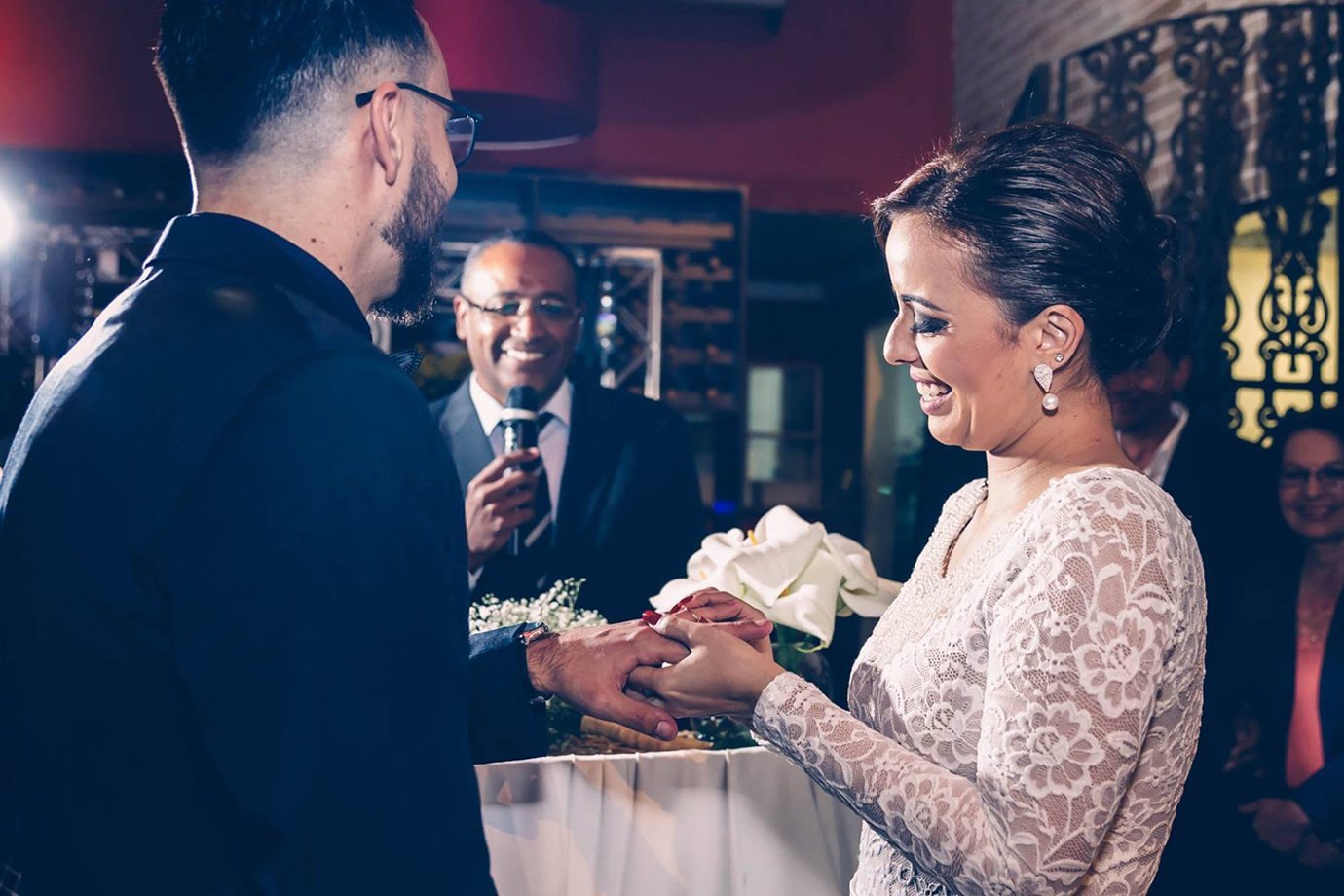 A publicitária Camilla Fernandes Horizonte, 32 anos, e o designer Wesley Horizonte, 32 anos, em seu casamento em um restaurante de São Paulo