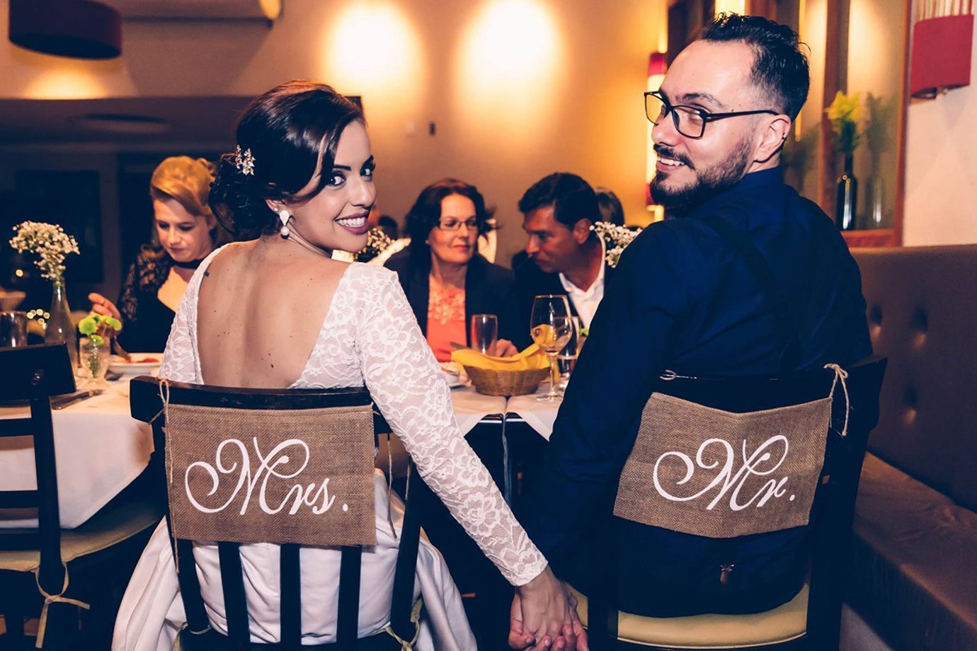 A publicitária Camilla Fernandes Horizonte, 32 anos, e o designer Wesley Horizonte, 32 anos, em seu casamento em um restaurante de São Paulo