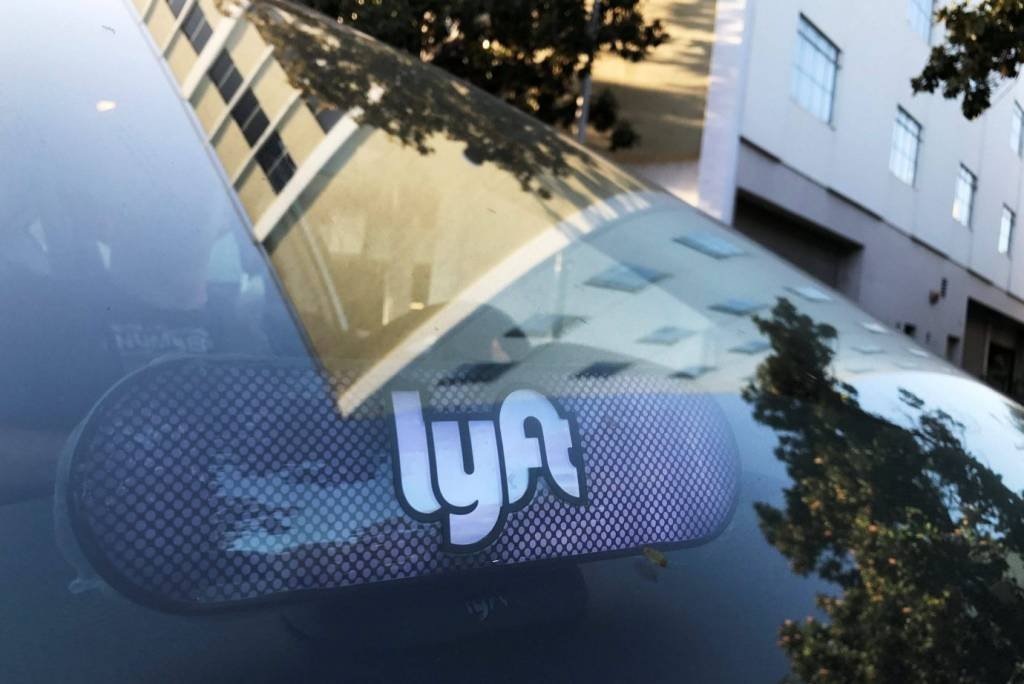 Logo da Lyft em carro