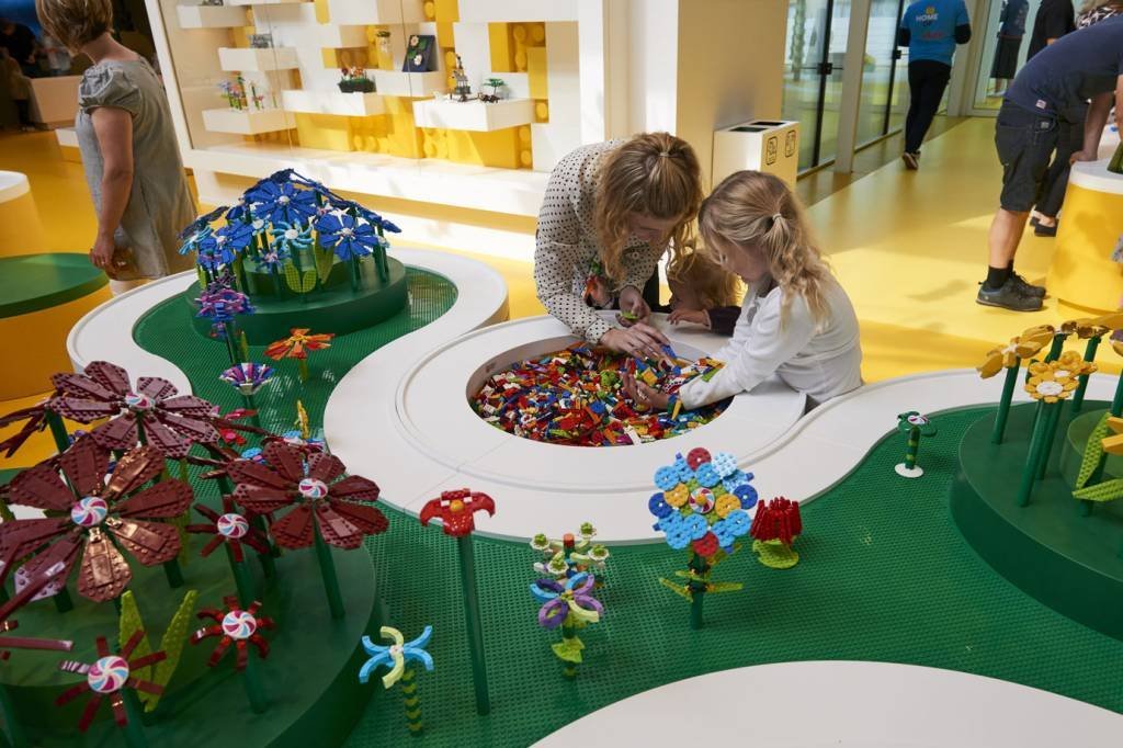 Artista ajuda crianças a montar flores de Lego na Zona Amarela