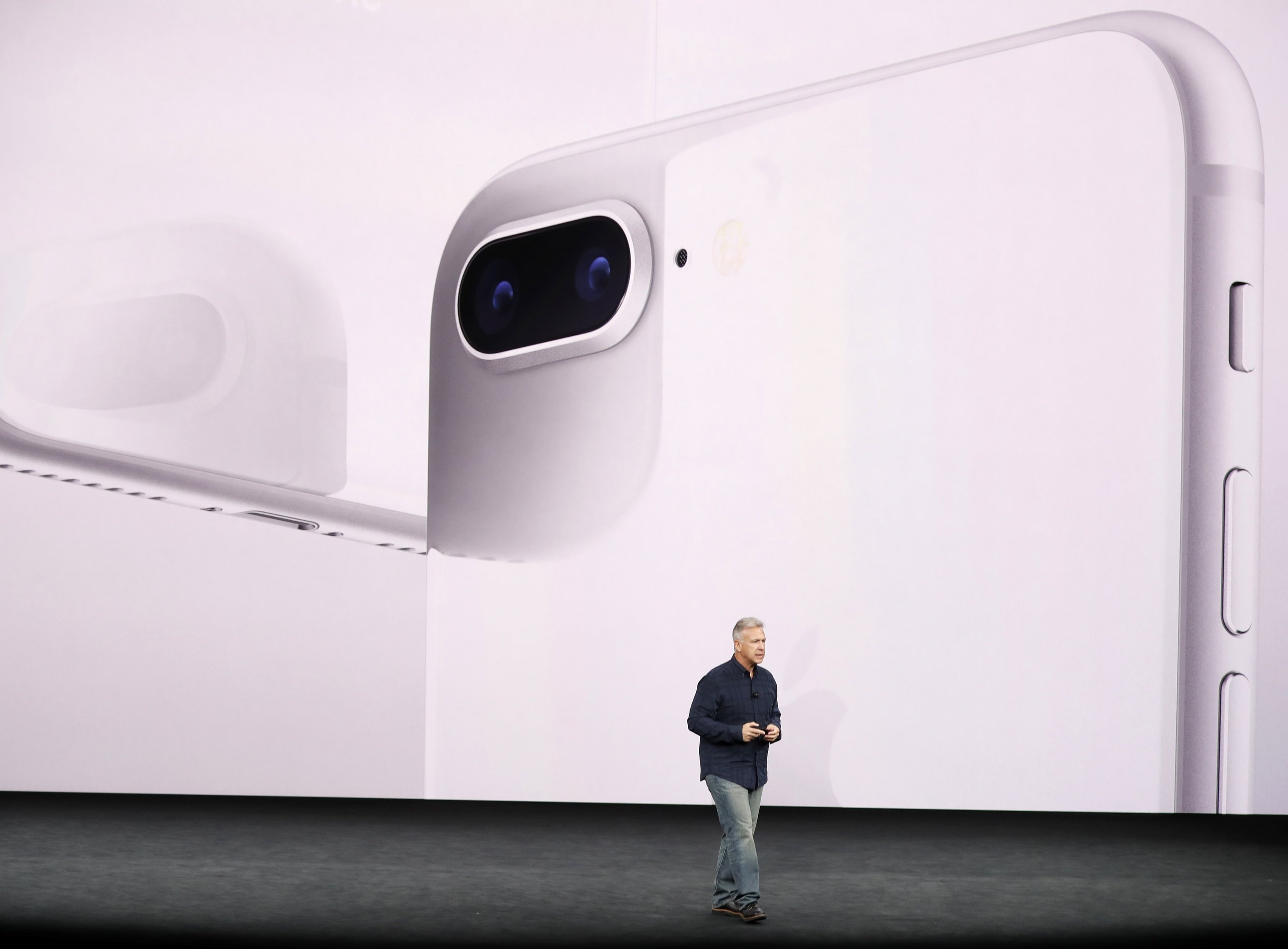 O vice-presidente sênior de marketing mundial da Apple, Phil Schiller, apresenta o iPhone 8 durante um evento de lançamento em Cupertino, Califórnia 