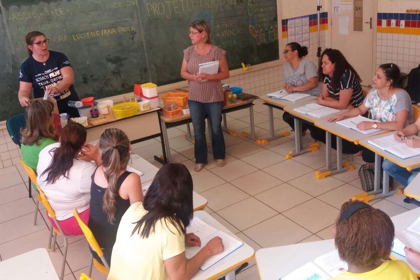 Reunião de estudos na EMEIF Profª Coraly Julia Gonçalves Carneiro, do projeto da diretora Adriane Gallo Alcântara da Silva