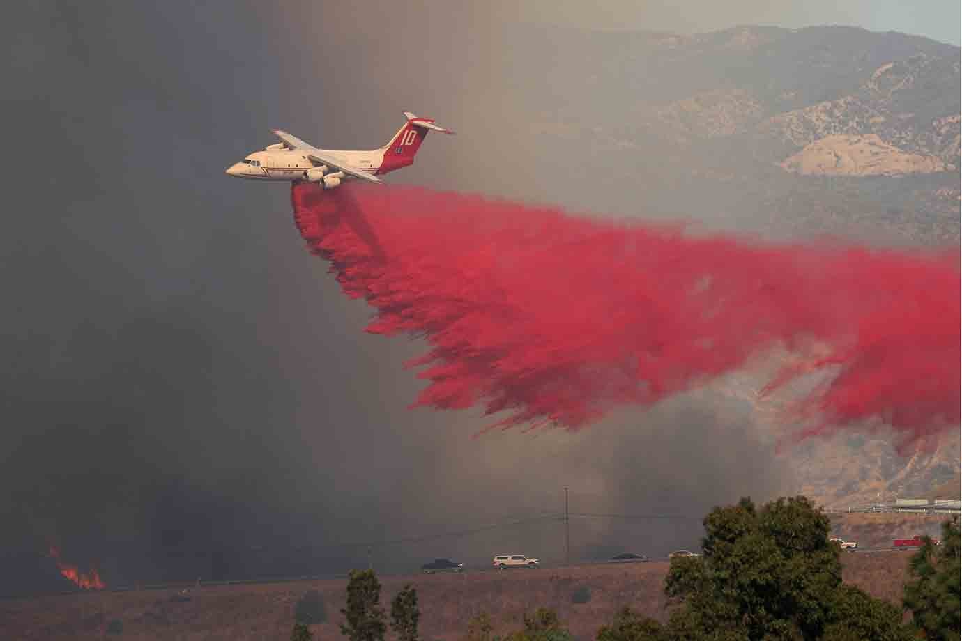 Avião combate as chamas que atingem dezenas de vinícolas na Califórnia.