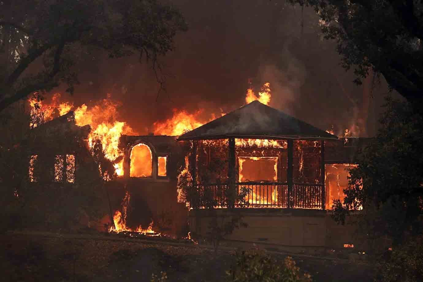 Casa é consumida por chamas violentas em 09.10.2017 no norte da Califórnia.