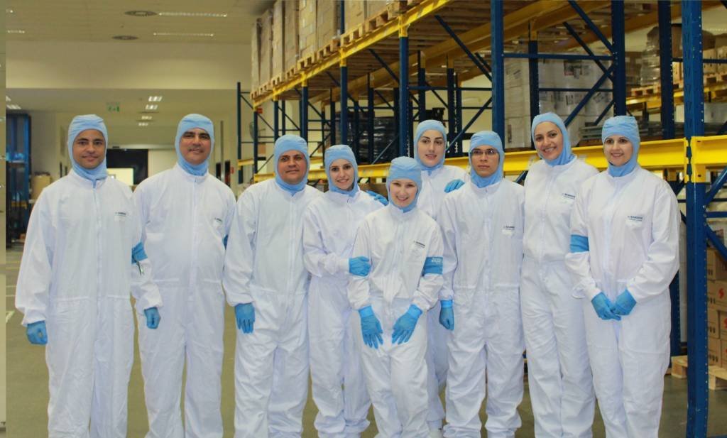 Vencedores fazem visita à fábrica da Sandoz, em Cambé (PR), para aprenderem sobre o processo de produção de medicamentos