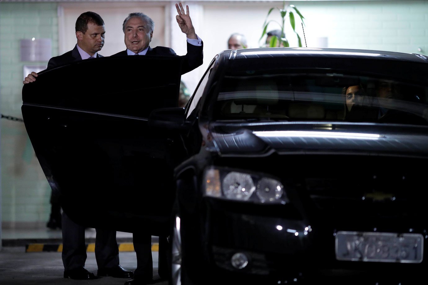 O presidente Michel Temer deixa o Hospital do Exército na noite do dia 25/10/2017, após passar o dia internado