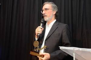 Roberto Caetano recebe o troféu como um dos jornalistas mais admirados de economia e negócios em 2017