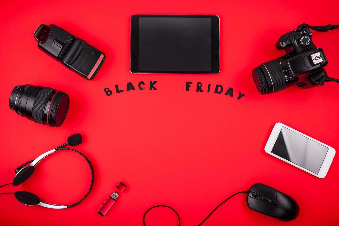 Diversos eletrônicos com um sinal de Black Friday