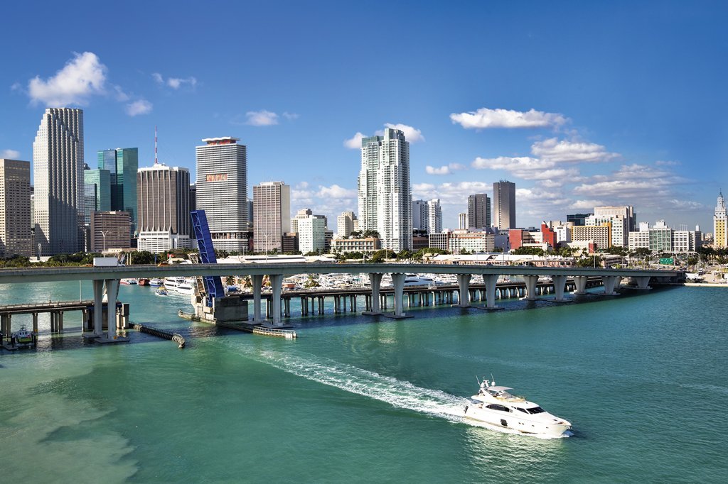 Vista de Miami com um iate ao fundo