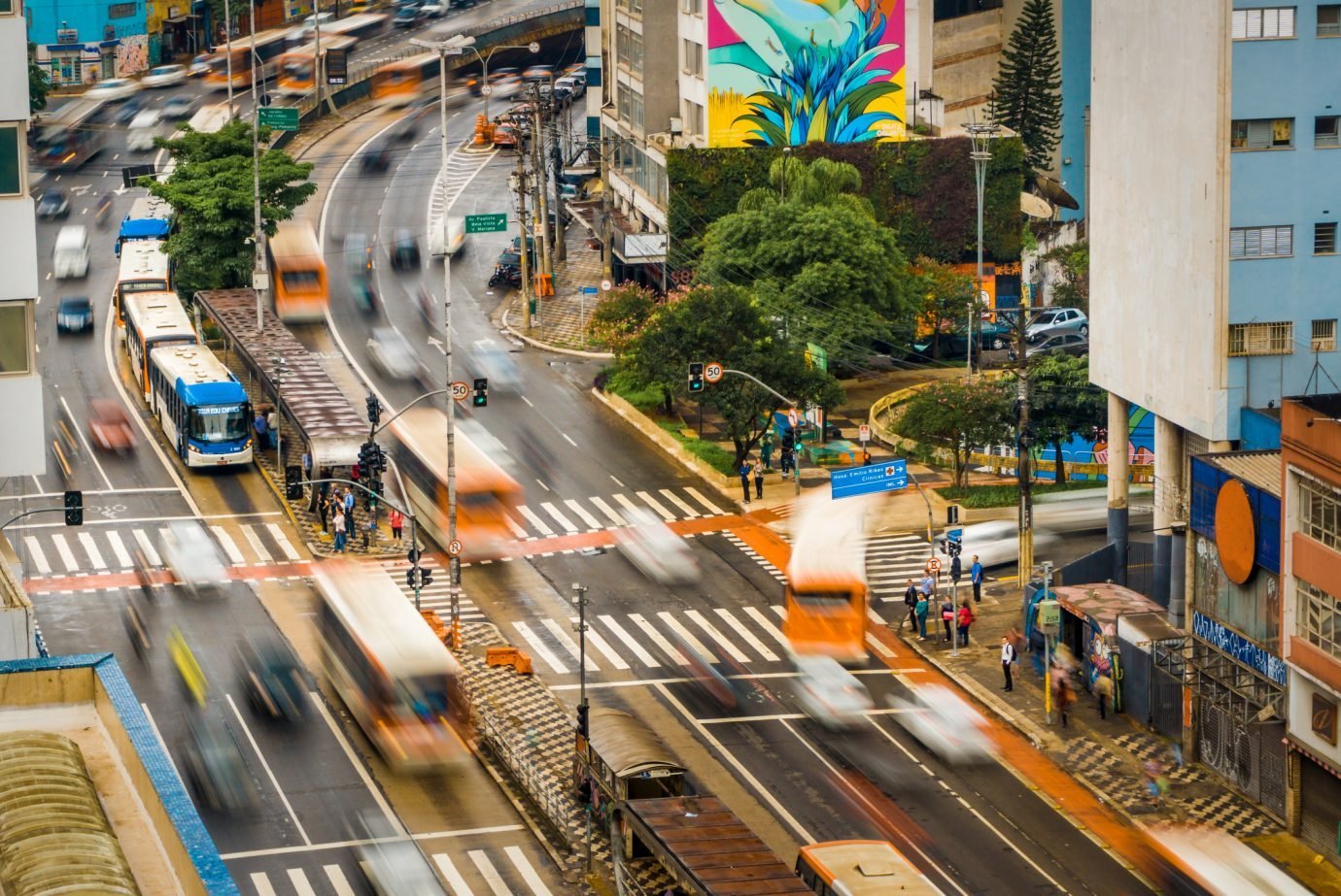 Ônibus passando pelo centro de São Paulo, na região da Consolação