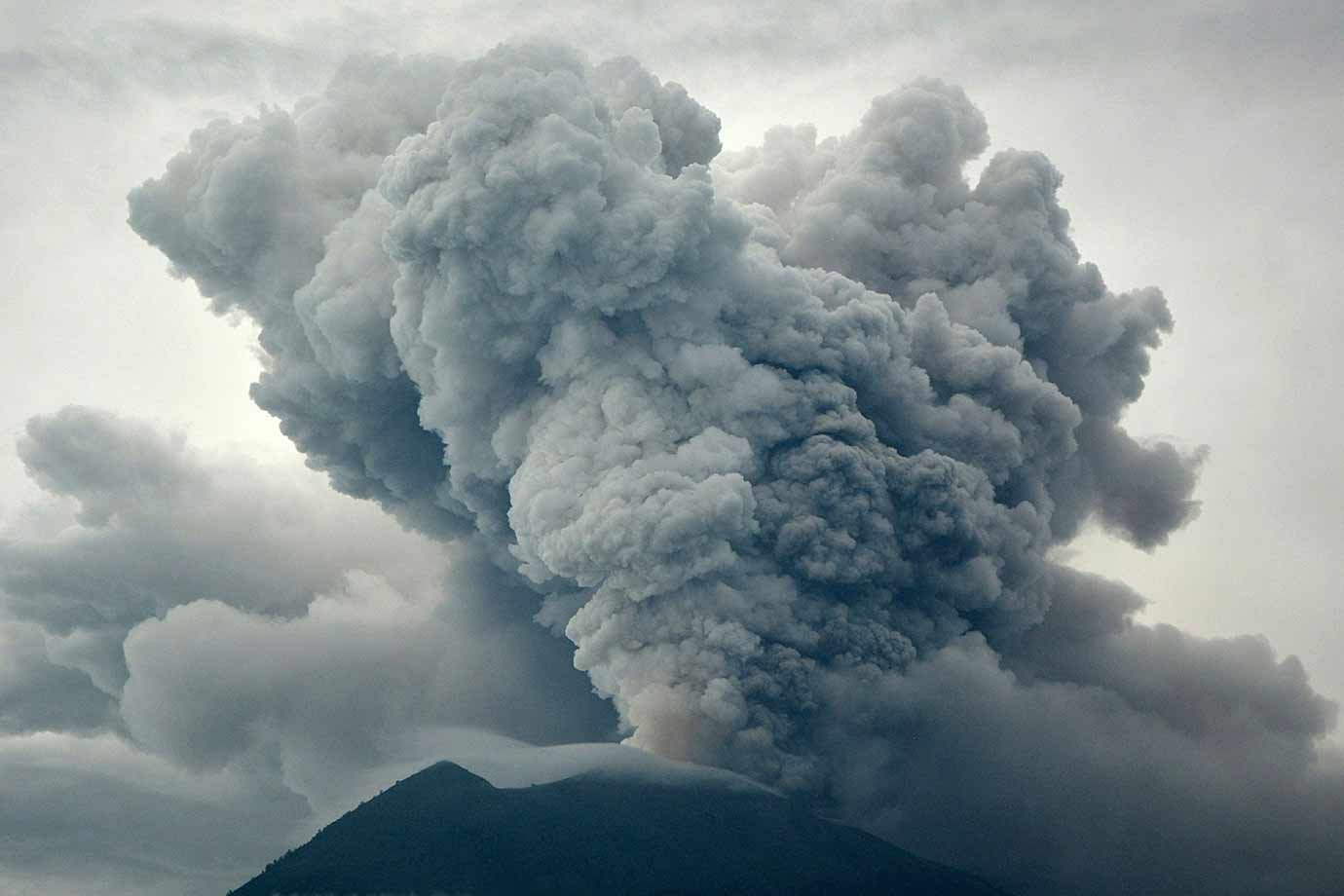 Vulcão em erupção na Indonésia em 28/11.2017.