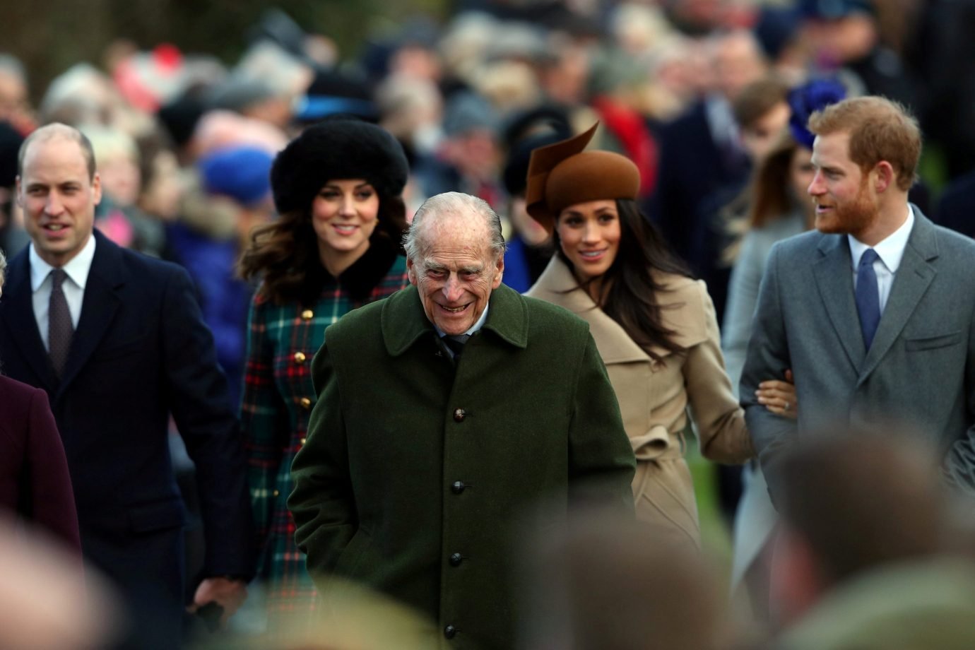 Philip, marido da rainha Elizabeth, à frente dos dois casais da família real: William e Catherine, e Harry e Meghan