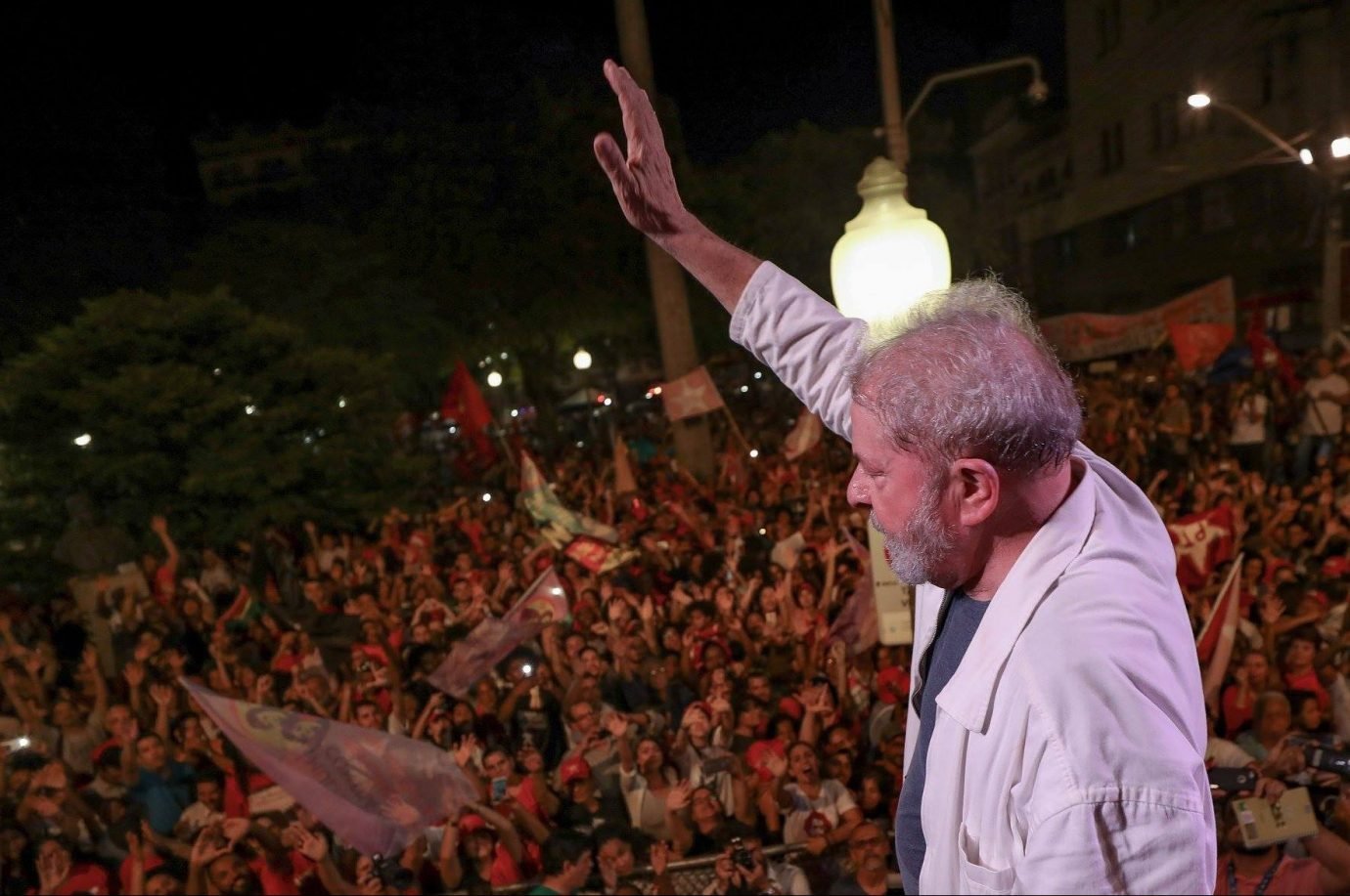 O ex-presidente Luiz Inácio Lula da Silva em caravana em Vitória, no Espírito Santo