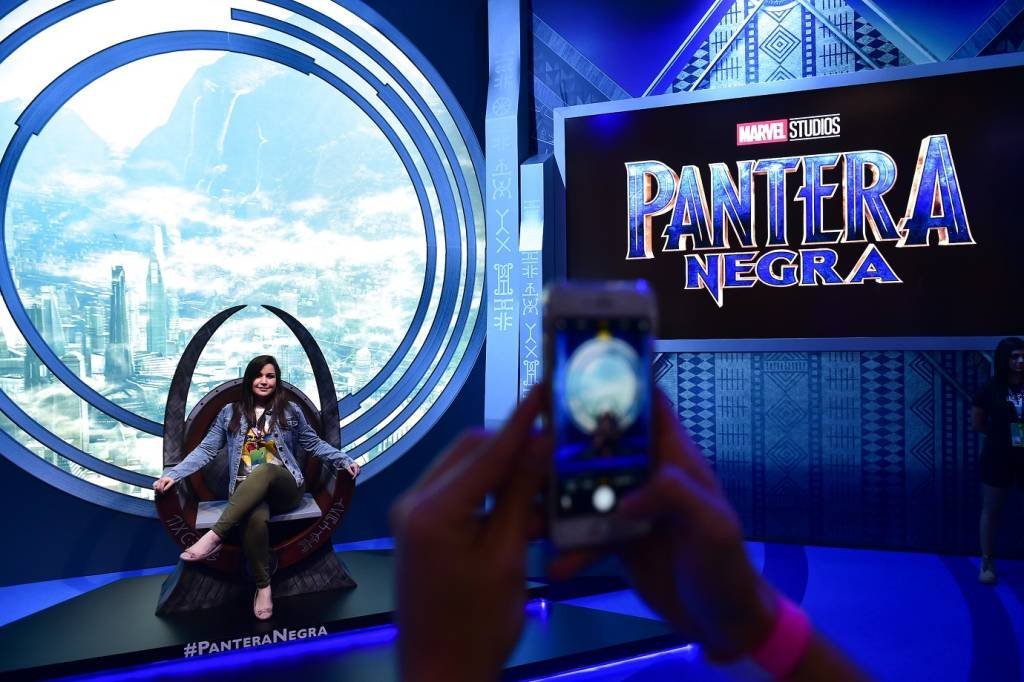 O estande da Marvel, com poltrona do Pantera Negra, na CCXP2017