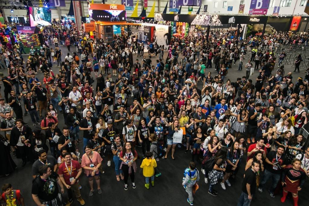 O público na CCXP 2017, feira espera 220 mil pessoas até amanhã