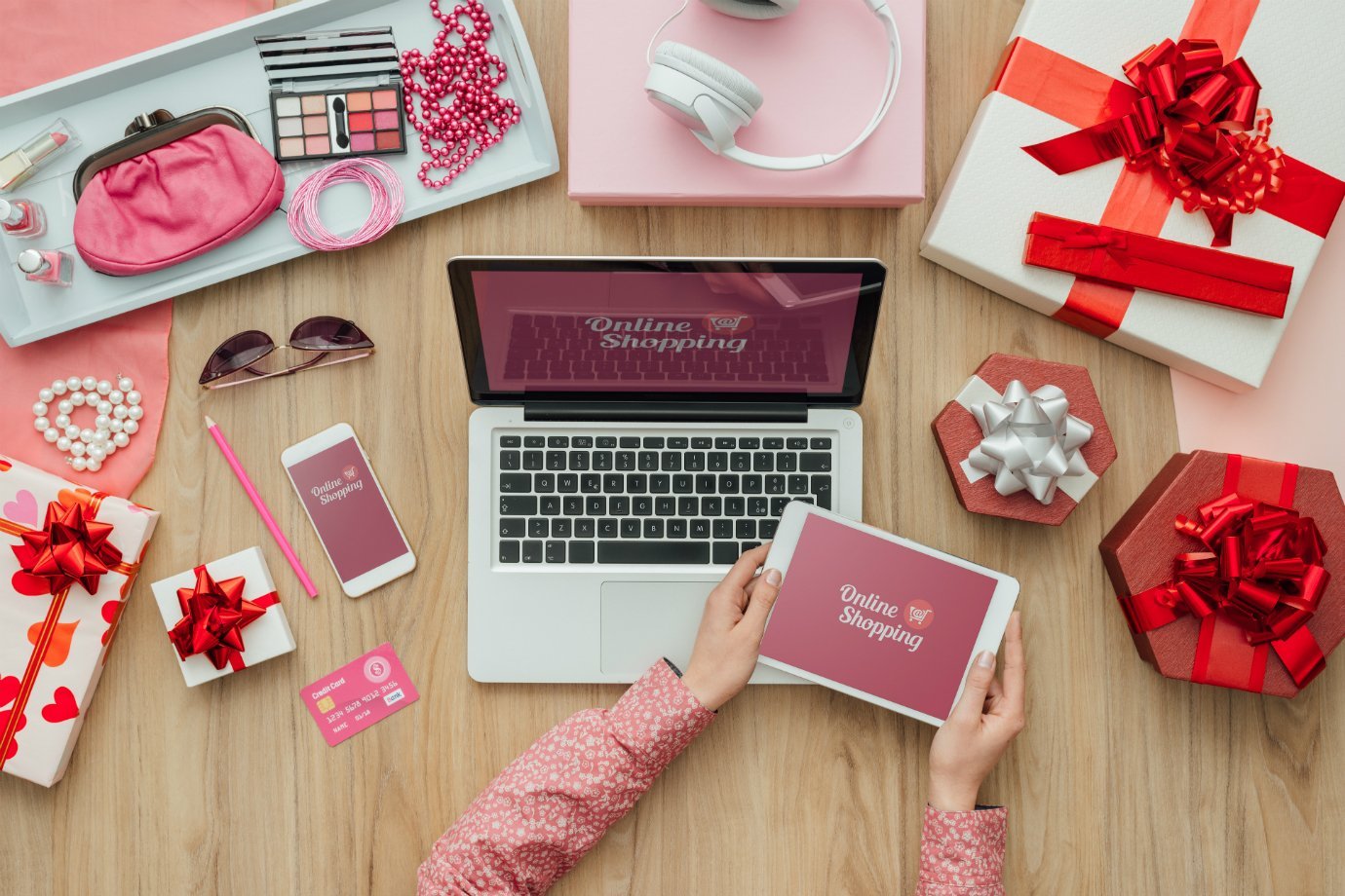 Mulher faz compras online, com presentes de Natal (e-commerce, comércio eletrônico, lojas online)