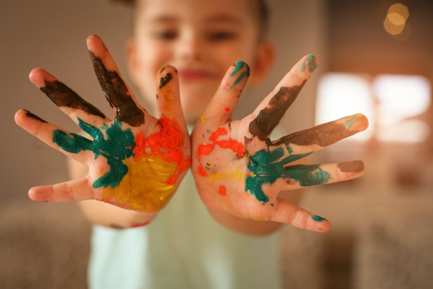 Menina com as mãos sujas de tinta: artista, criação, ideia, arte