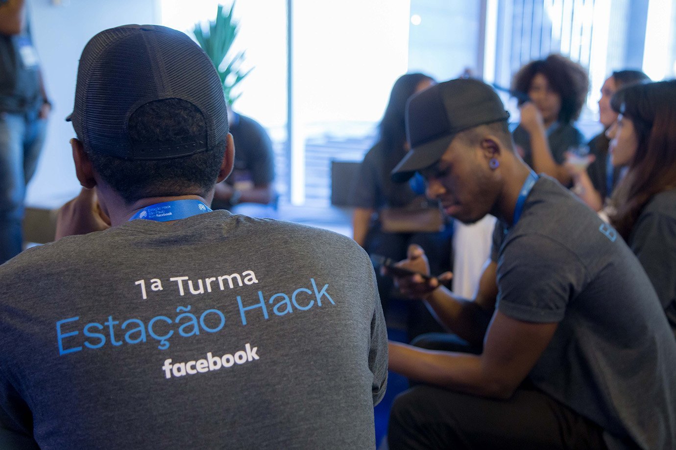 Jovens na Estação Hack, centro de inovação do Facebook em São Paulo