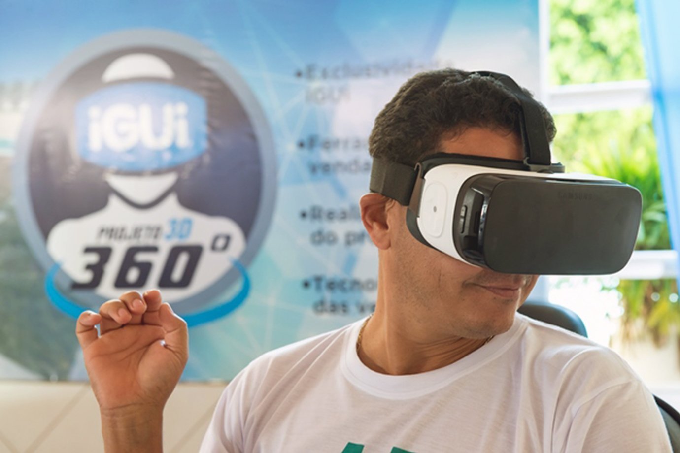 Consumidor experimenta óculos de realidade virtual da rede iGUi
