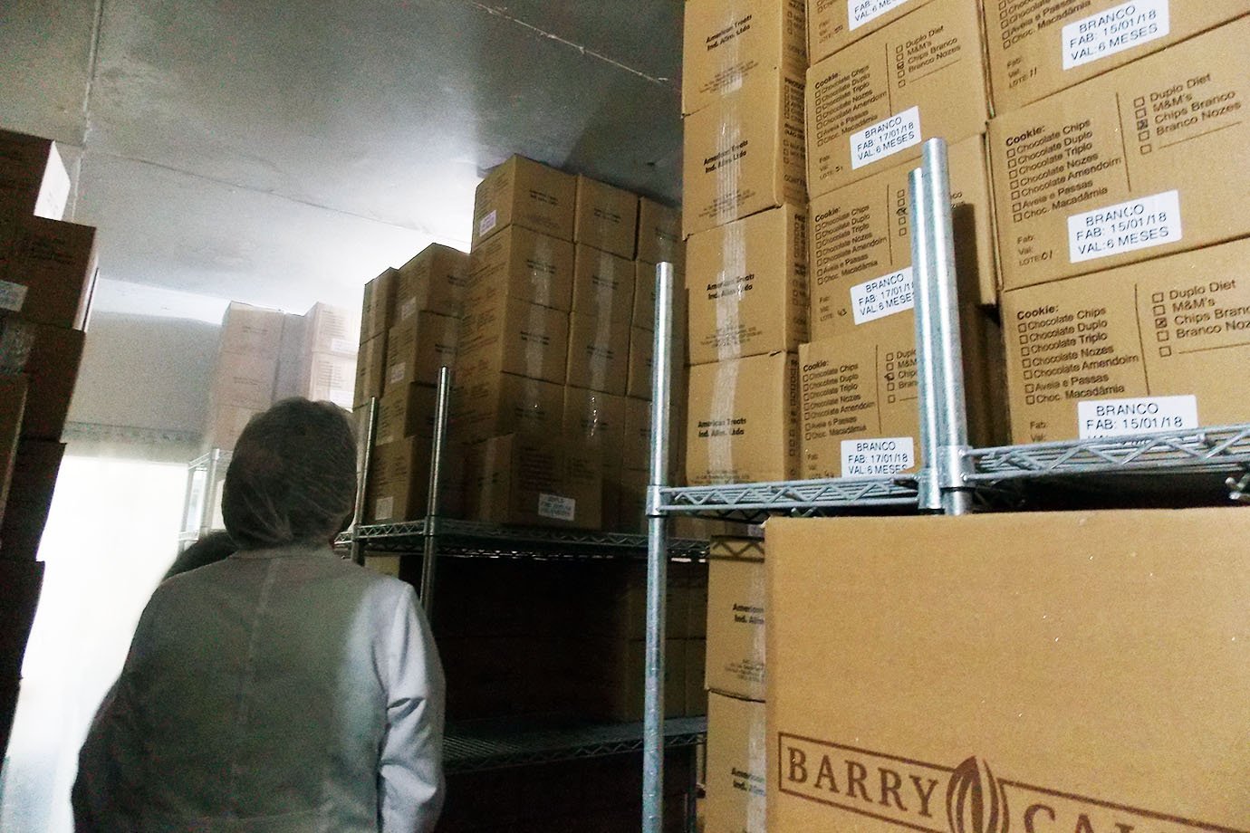 Em câmara fria, caixas com cookies da Mr. Cheney, na fábrica em São Paulo