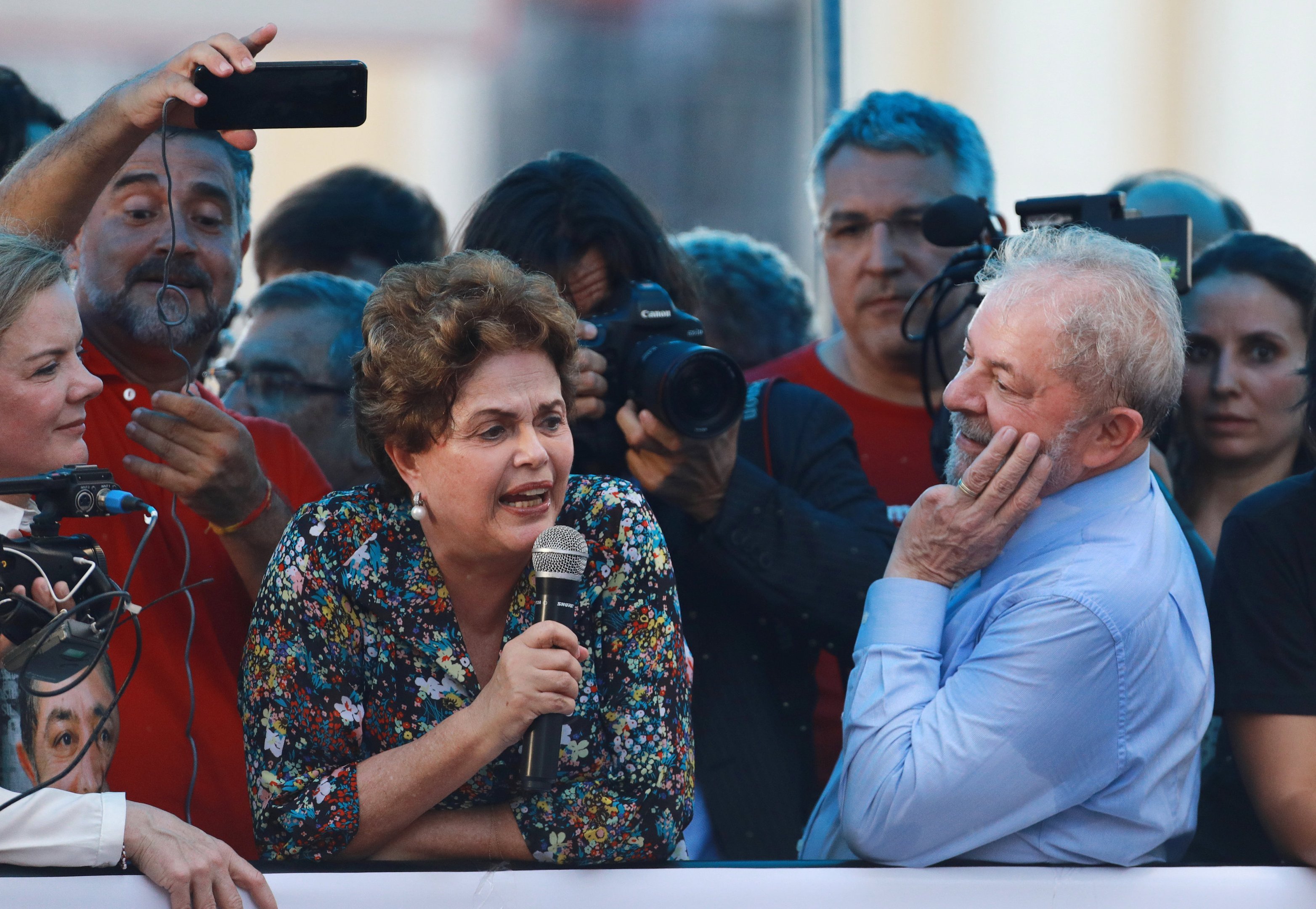 Ex-presidente Luiz Inacio Lula da Silva olha para a ex-presidente Dilma Rousseff durante ato de apoio à candidatura de Lula, em Porto Alegre. 23 de janeiro de 2018. Foto: REUTERS/Diego Vara