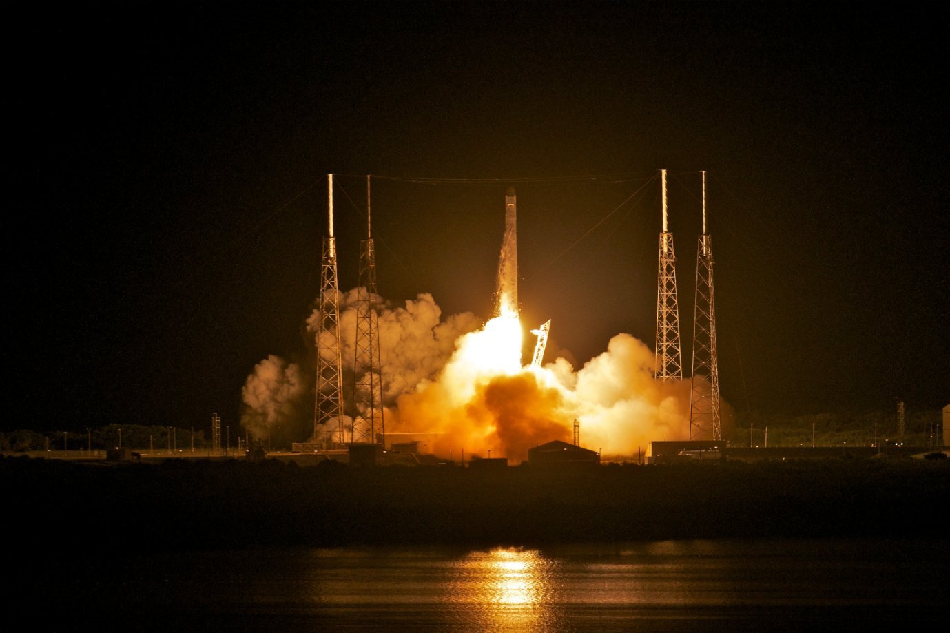 Um foguete Falcon 9, da SpaceX, é lançado com uma cápsula Dragon de Cabo Canaveral, na Flórida, em maio de 2017 