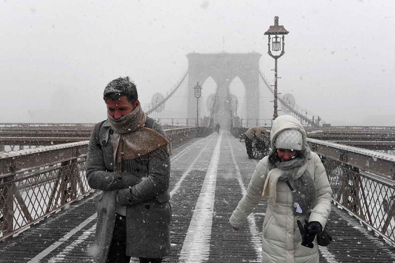 Algumas pessoas se arriscaram a enfrentar o espesso nevoeiro que cobria a ponte do Brooklyn